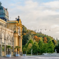 Hauptkolonnade mit Singender Fontäne